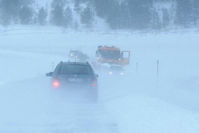 Ilustračný obrázok k článku Vietor a sneženie komplikuje dopravu v okolí Popradu: Tento úsek je stále NEPREJAZDNÝ!