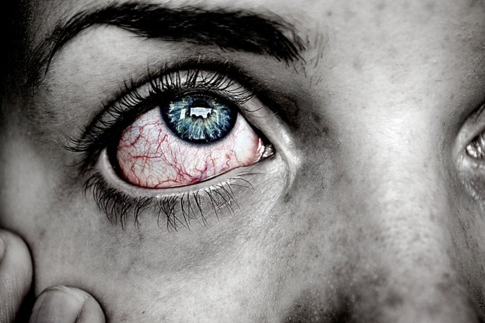 Ilustračný obrázok k článku BOLESŤ očí či uší: Omikron sa prejavuje NOVÝMI osobitými príznakmi!