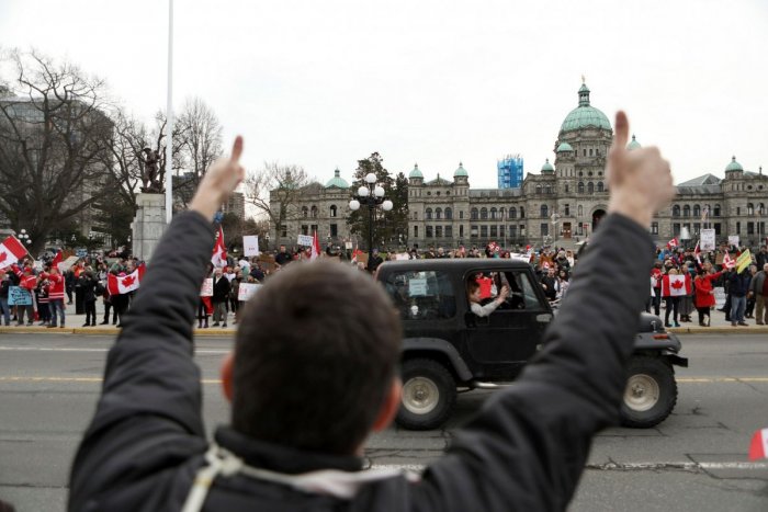 Ilustračný obrázok k článku Protesty v Kanade sa VYMKLI spod kontroly: KOHO demonštranti obťažujú a urážajú?