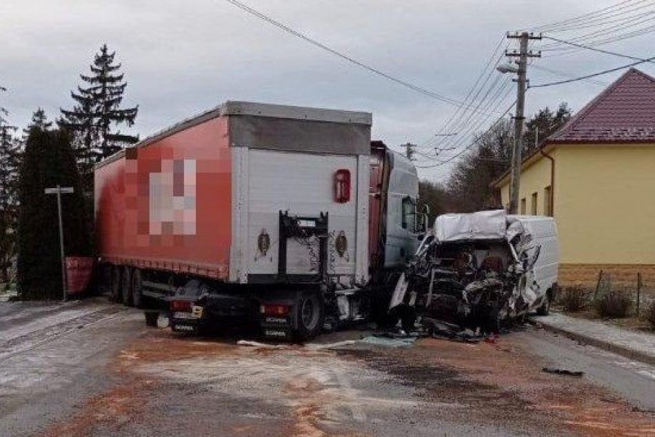 Ilustračný obrázok k článku Tragické ráno: SMRŤ po zrážke kamióna a dodávky