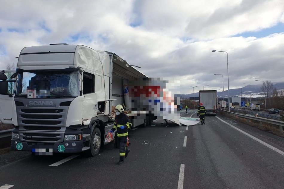 Ilustračný obrázok k článku Zrážka kamiónov: Polícia musela UZAVRIEŤ cestu v Novákoch, FOTO