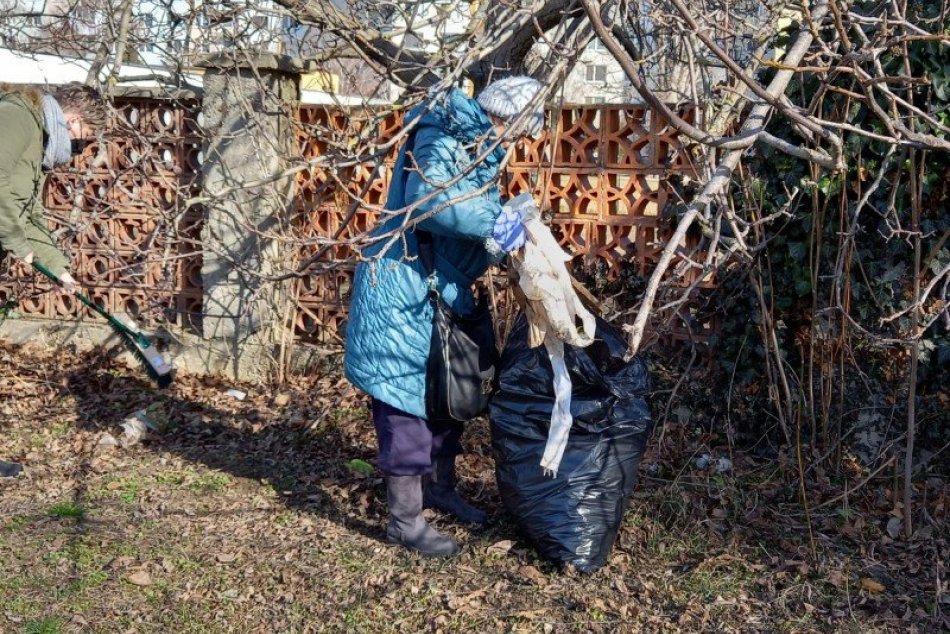 Ilustračný obrázok k článku Ľudia bez domova chytili vrecia: Upratali neporiadok na cintoríne, FOTO
