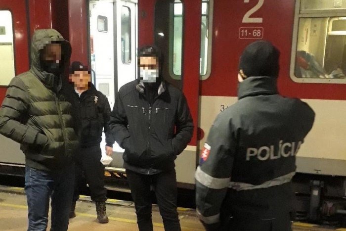 Ilustračný obrázok k článku Žilinskí policajti si vo vlaku všimli zvláštnych mladíkov: Kam mali namierené? FOTO