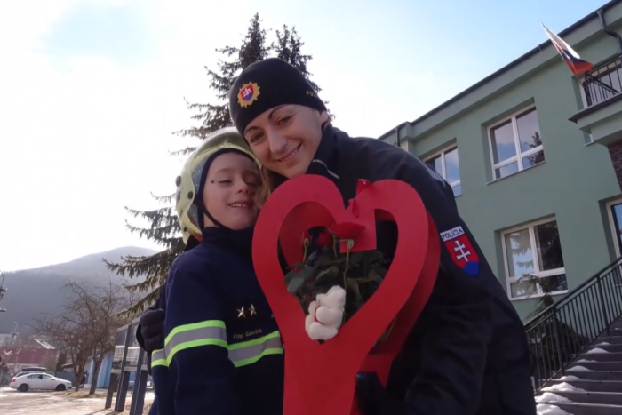 Ilustračný obrázok k článku FOTO a VIDEO: Policajtku prekvapil na križovatke Valentín na hasičskom autíčku