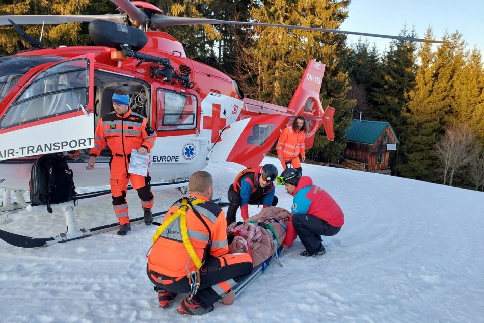 Ilustračný obrázok k článku Nešťastie pri lyžovačke na Kohútke: Tínedžerku transportovali do nemocnice, FOTO