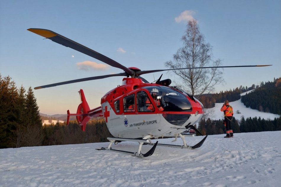 Ilustračný obrázok k článku Leteckí záchranári ratovali lyžiara: Po náraze do stromu si zranil chrbticu