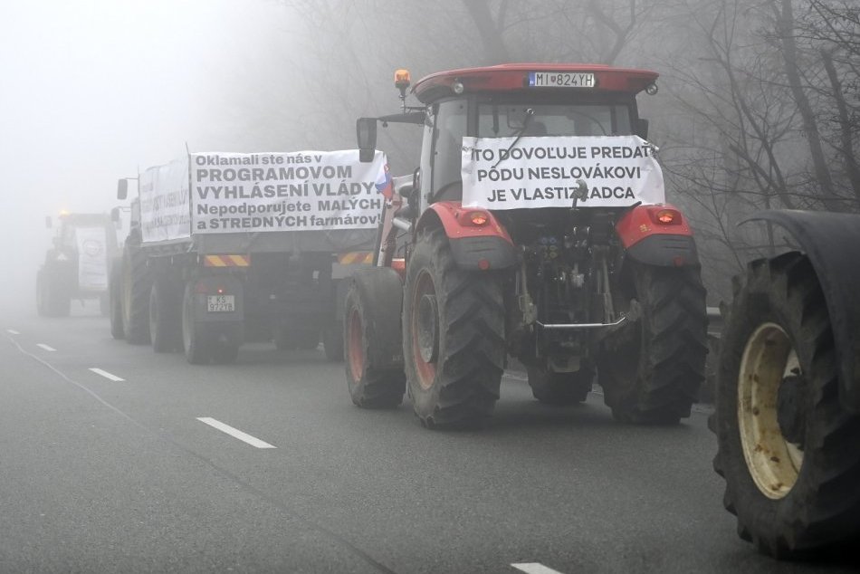 Ilustračný obrázok k článku Blokovanie dopravy na Dargove POKRAČUJE: Farmári hlásia, že tak skoro neodídu, VIDEO