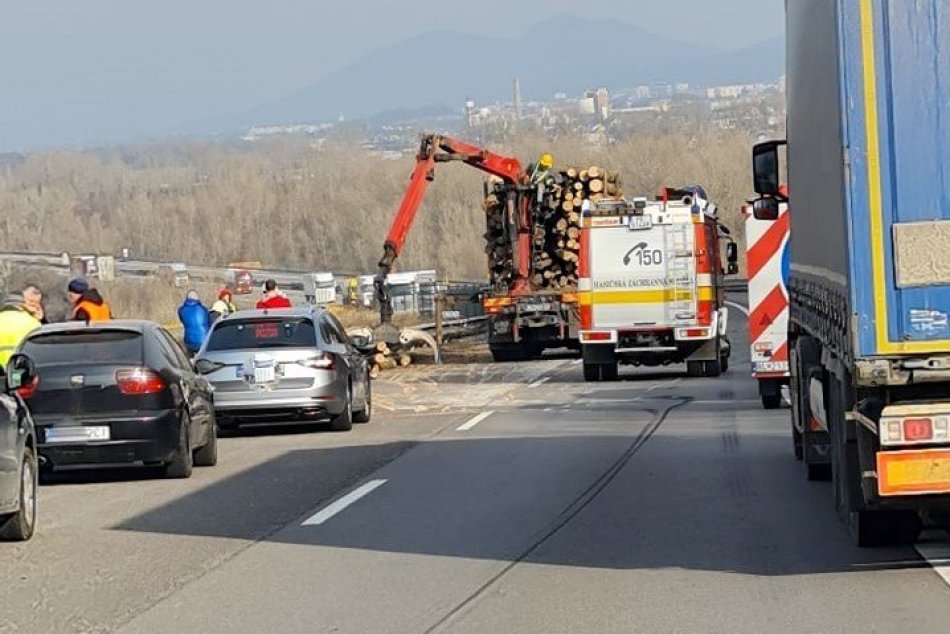 Ilustračný obrázok k článku Vodiči, pozor! Kvôli drevu UZAVRELI diaľnicu D1 pri Trenčíne, FOTO