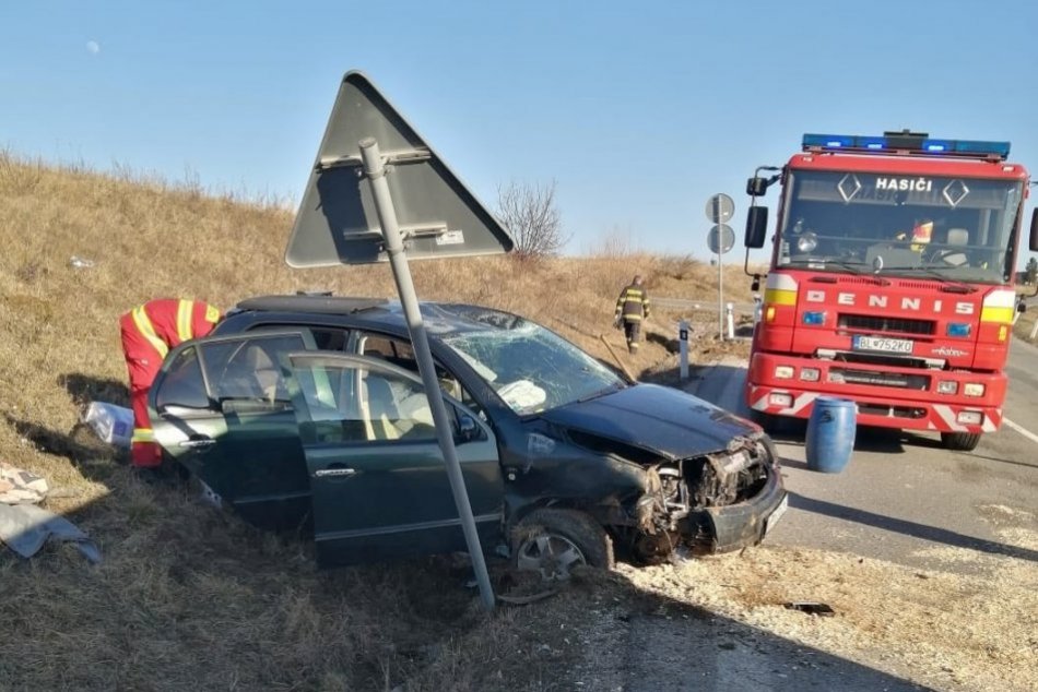 Ilustračný obrázok k článku Mladík sa pohádal s manželkou a havaroval: Po nehode nafúkal takmer 2,5 promile!