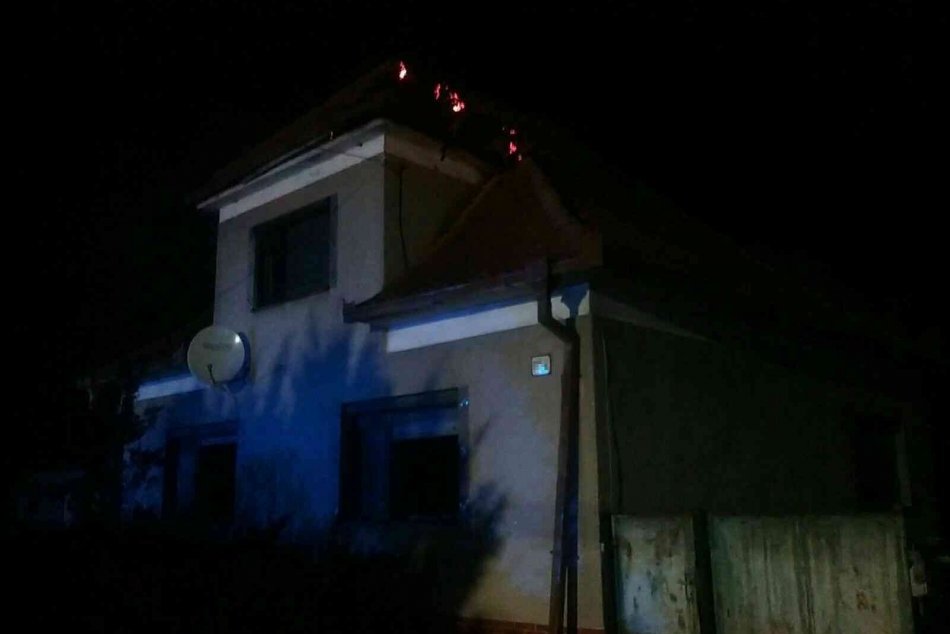 Ilustračný obrázok k článku Rodinný dom sa ocitol v plameňoch: S požiarom bojovalo 13 hasičov, FOTO
