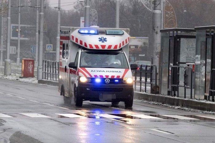Ilustračný obrázok k článku V Bratislave sa ZRAZILA sanitka s dvomi autami. Vodiči, rátajte so zdržaním!