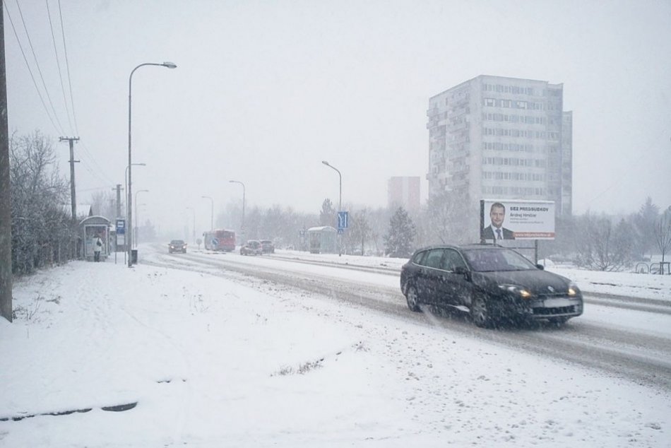 Ilustračný obrázok k článku Nitra sa pripravuje na snehovú nádielku: Má TISÍC ton posypového materiálu