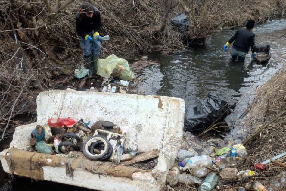 Ilustračný obrázok k článku FOTO: Dobrovoľníci vyčistili smetisko vo Veľkej Ide. Z potoka vytiahli aj starú sedačku
