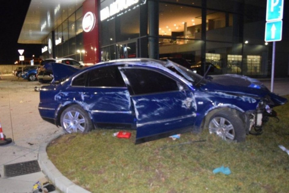 Ilustračný obrázok k článku Šialená jazda opitého šoféra v Nitre: Vyletel z cesty a zdemoloval zaparkované autá
