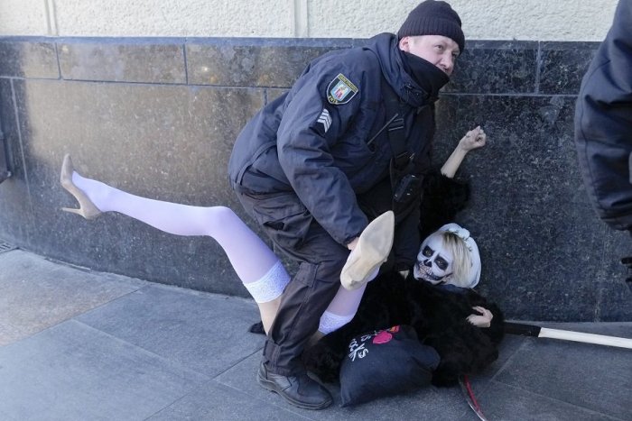 Ilustračný obrázok k článku Zombie v nohavičkách: Výstredná aktivistka spôsobila v Kyjeve rozruch, o čo jej šlo?
