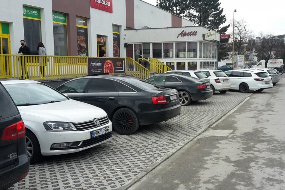 Ilustračný obrázok k článku Parkovanie v centre Považskej Bystrice sa zmení: Čo všetko sa chystá? FOTO