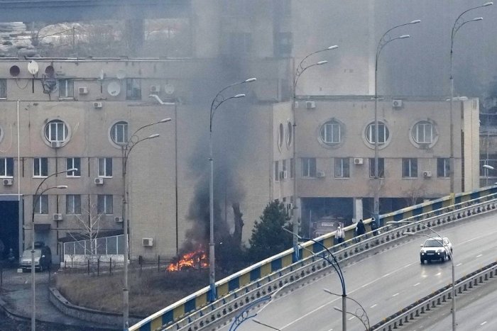 Ilustračný obrázok k článku V Kyjeve sa ozýva paľba a výbuchy, zasiahli údajne aj elektráreň