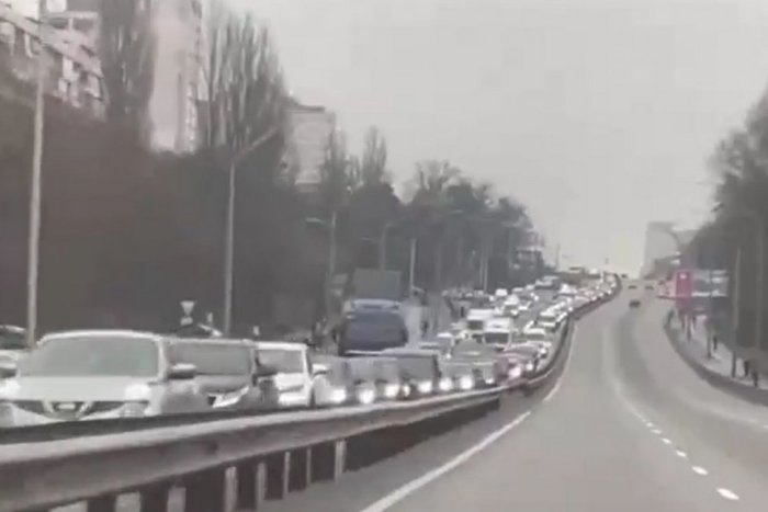 Ilustračný obrázok k článku VIDEO: Ukrajinci HÚFNE opúšťajú Kyjev: Smerom na Slovensko sa vytvárajú kolóny áut ľudí!