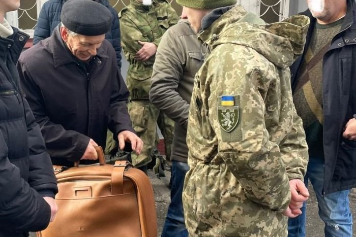 Ilustračný obrázok k článku Fotka starčeka DOJALA celý svet: V OSEMDESIATKE sa hlási do ukrajinskej armády!