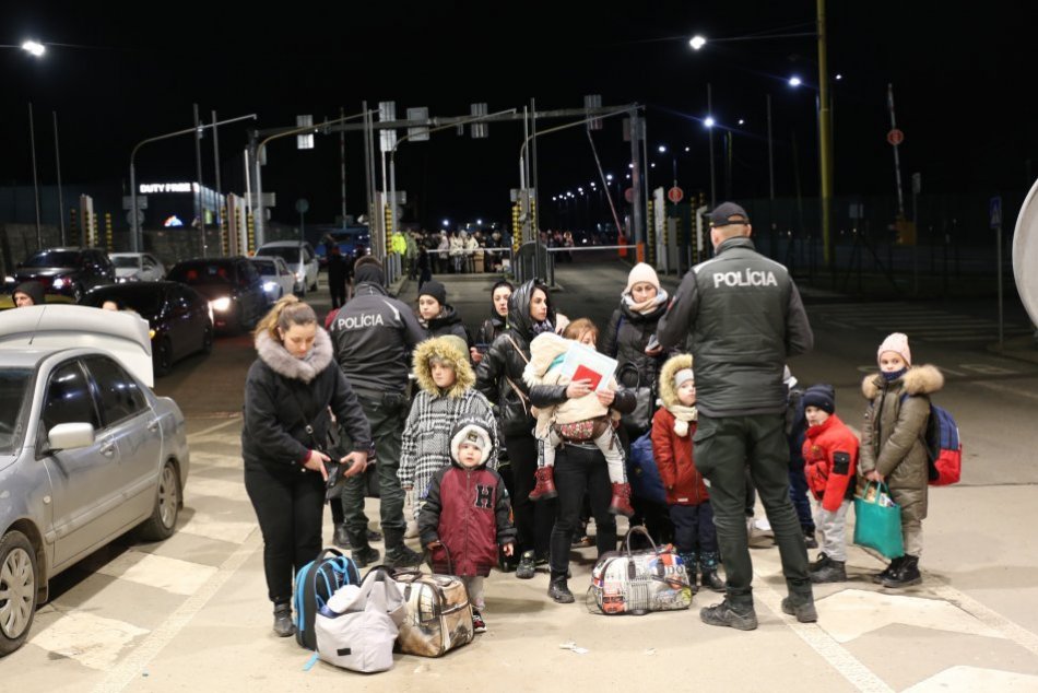 Ilustračný obrázok k článku Na hraničných priechodoch s Ukrajinou VYBAVILI tisíce ľudí: Koľko z nich ŽIADA o azyl? FOTO