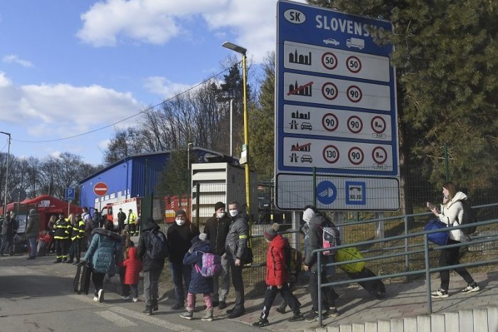 Ilustračný obrázok k článku ZVEDAVCI zavadzajú na hraniciach, polícia vyzýva: Utečenci nie sú divadlo na pozeranie!