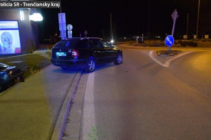 Ilustračný obrázok k článku Žena bola za volantom úplne na MOL: Na Bratislavskej netrafila ani do kruhového objazdu