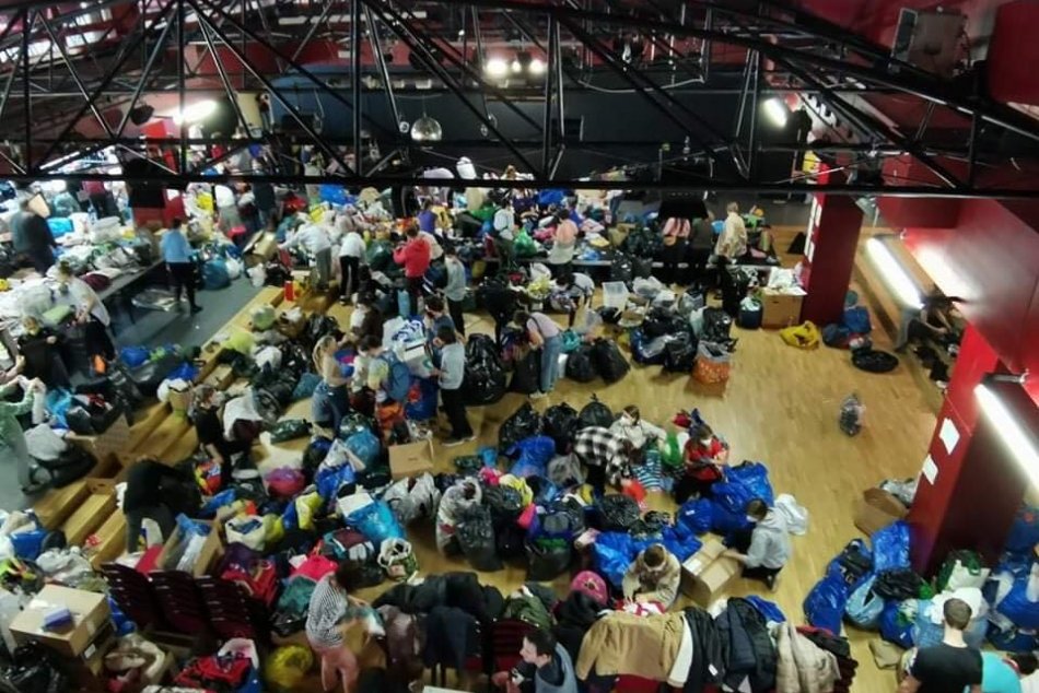 Ilustračný obrázok k článku OBROVSKÁ vlna pomoci v Petržalke: Ľudia nosia tony potrebných vecí pre UKRAJINU +FOTO
