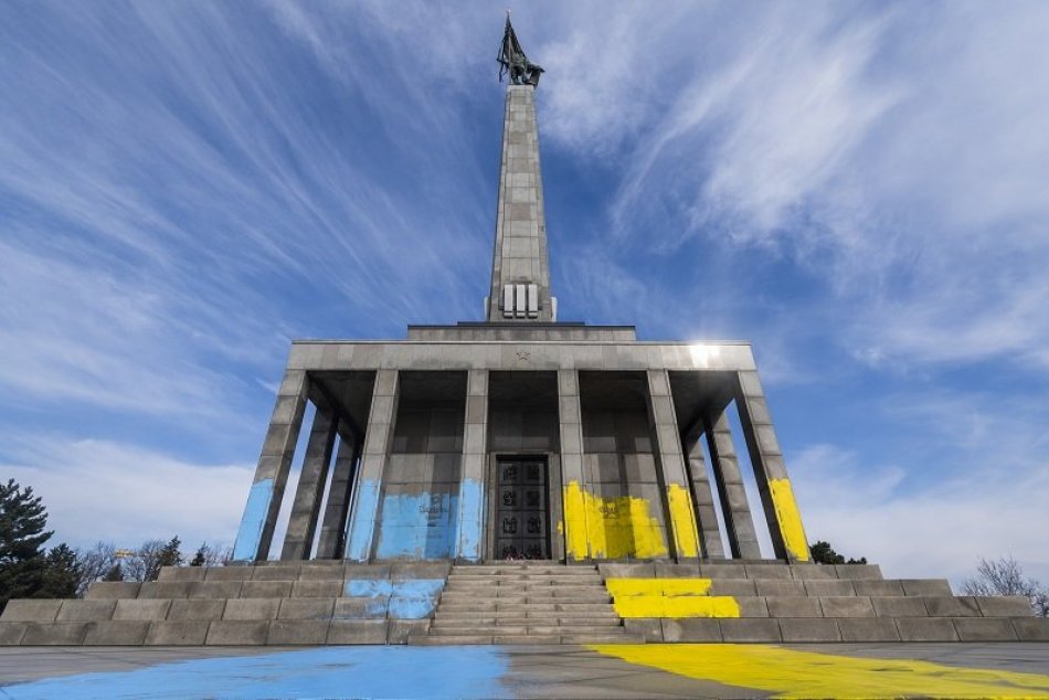 Ilustračný obrázok k článku Rusi začali VYŠETROVAŤ zatretie časti Slavína farbami ukrajinskej vlajky