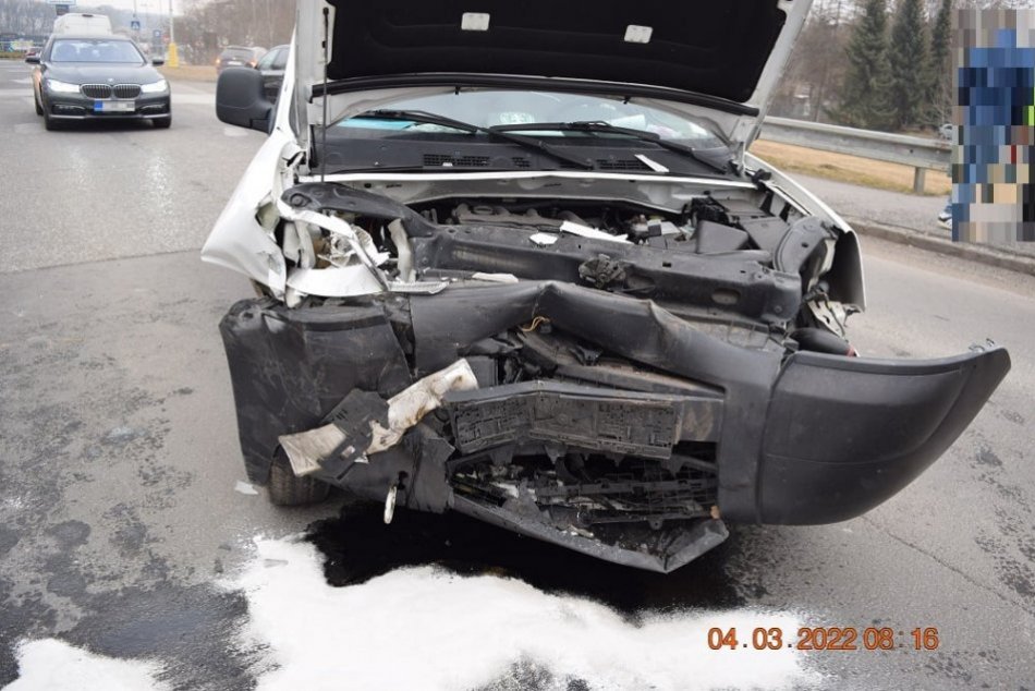 Ilustračný obrázok k článku Hrozivá nehoda na juhu Banskobystrického kraja: Došlo k čelnej zrážke áut, FOTO