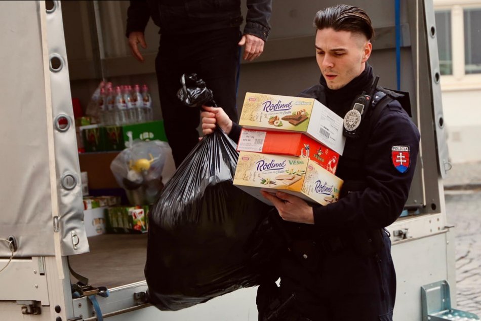 Ilustračný obrázok k článku Nitrianski policajti pomáhajú: Zozbierali materiál na pomoc ukrajinským utečencom