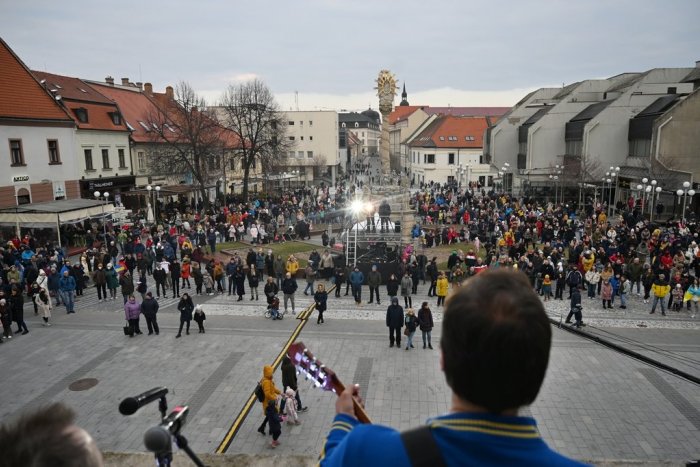 Ilustračný obrázok k článku Trnavčania vyjadrili podporu Ukrajine. Z balkóna zaspievali známi hudobníci, FOTO
