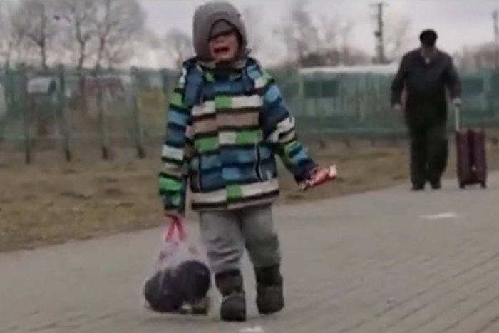 Ilustračný obrázok k článku Ďalší malý hrdina: Chlapec uteká pred vojnou SÁM, len s igelitkou v ruke, VIDEO