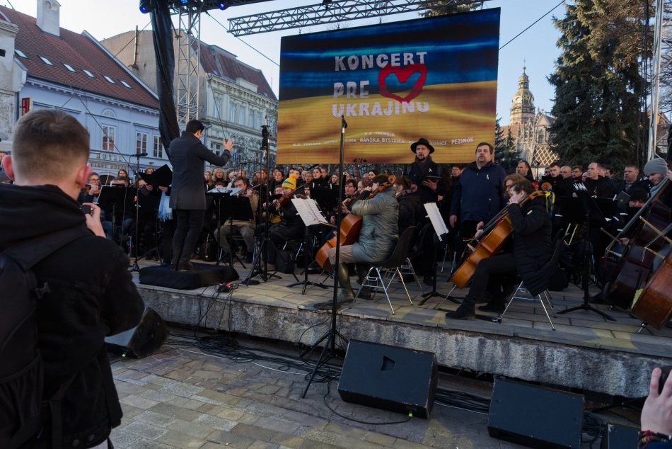 Ilustračný obrázok k článku Košice podporili Ukrajinu hudbou. Na koncerte vystúpili známi hudobníci, FOTO