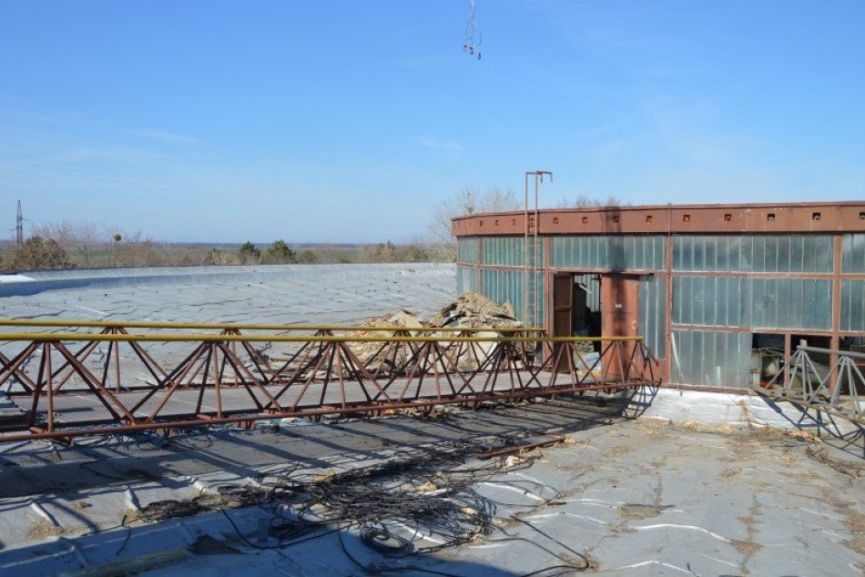 Ilustračný obrázok k článku Správa, na ktorú Šaľania čakali: Rozbehla sa rekonštrukcia strechy plavárne, FOTO