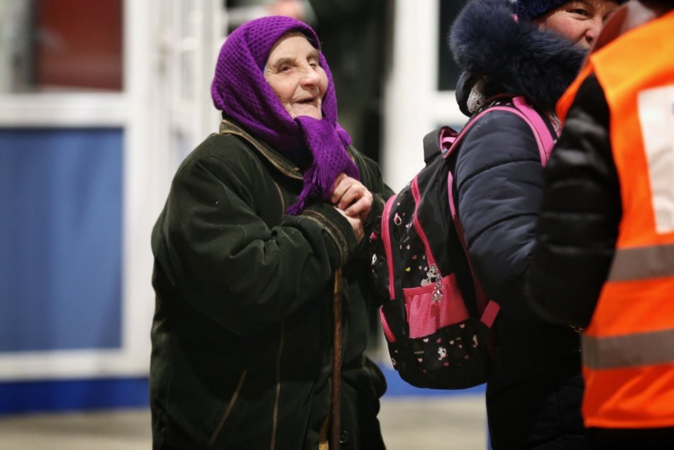 Ilustračný obrázok k článku O paličke a so širokým úsmevom: Čiperná babička z Černobyľu na hraniciach šokovala policajtov