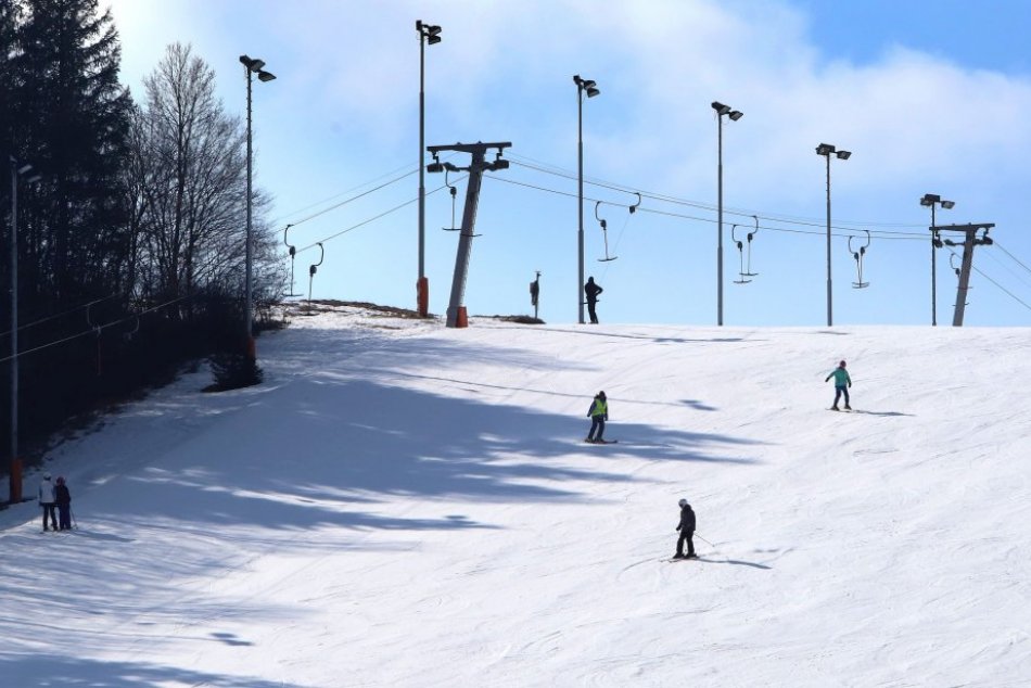 Ilustračný obrázok k článku V prevádzke sú viaceré strediská: Východniari sa môžu vybrať aj na večernú lyžovačku