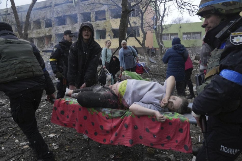 Ilustračný obrázok k článku Rusi zbombardovali detskú nemocnicu: ZVERSTVO! Pod troskami sú deti, napísal Zelenskyj