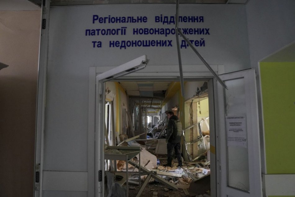 Ilustračný obrázok k článku Ruský diplomat tvrdí, že útok na nemocnicu s pôrodnicou je "fake news"