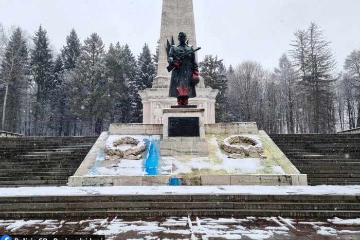 Ilustračný obrázok k článku Ďalšie poškodenie pamätníka: Na východe mu niekto pridal odtieň farieb Ukrajiny!