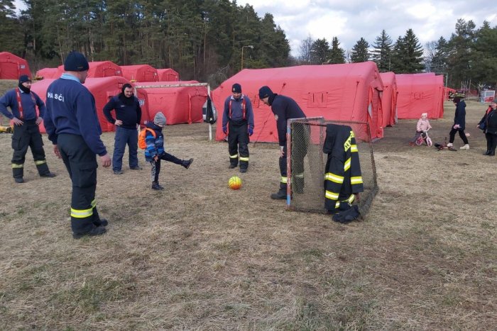 Ilustračný obrázok k článku Deťom v stanovom tábore spríjemňujú čas hasiči. Zahrajú si s nimi aj futbal, FOTO