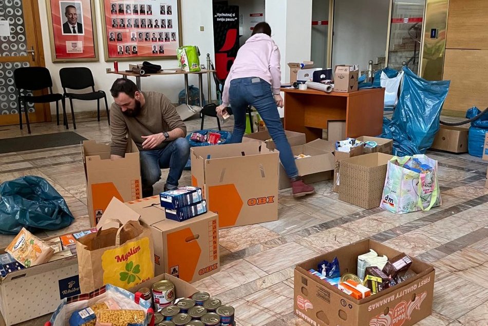 Ilustračný obrázok k článku Bystričania ukázali ohromnú solidaritu: Potravinami cez víkend zaplnili 3 garáže, FOTO