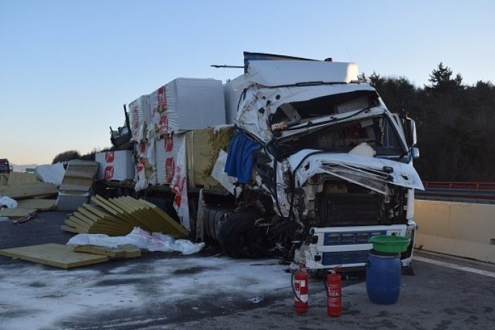Ilustračný obrázok k článku Kamión na D1 vo Sverepci po náraze až ODHODILO: Škoda za takmer 100-tisíc eur!