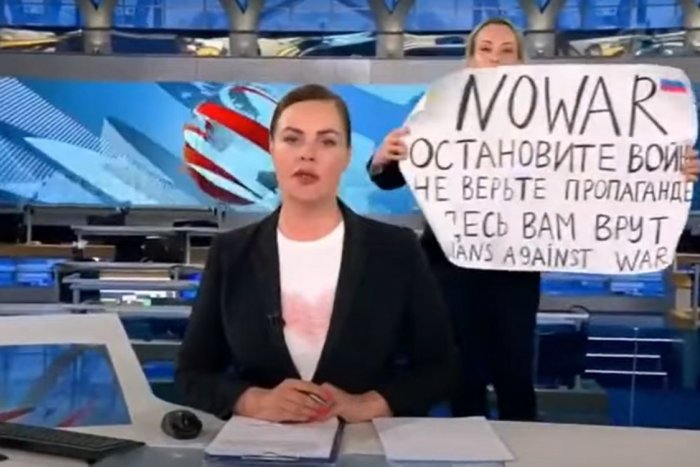 Ilustračný obrázok k článku Ruská reportérka vbehla do živého vysielania s protivojnovým transparentom: Má byť nezvestná