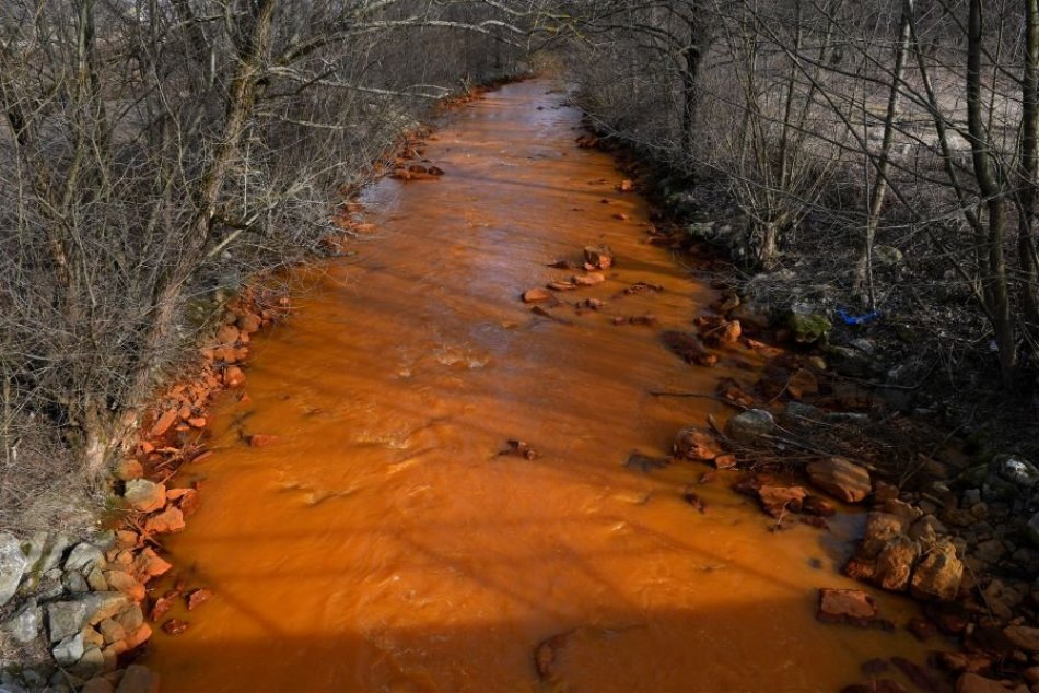 Ilustračný obrázok k článku V bani, ktorá spôsobuje znečistenie rieky Slaná, zavedú dočasné riešenia