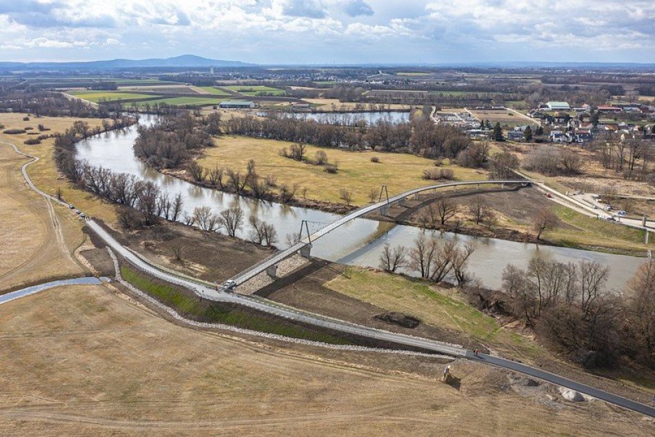 Ilustračný obrázok k článku Spojenie po 100 rokoch: Nový cyklomost ponad rieku Morava je hotový + FOTO