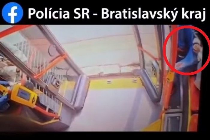 Ilustračný obrázok k článku Ďalší onanista v Bratislave! Mladík sa ukájal priamo v trolejbuse, polícia ho obvinila, VIDEO