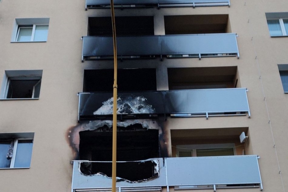 Ilustračný obrázok k článku Požiar bytovky v Prievidzi: Evakuovali 65 ľudí, zranený v nemocnici, FOTO