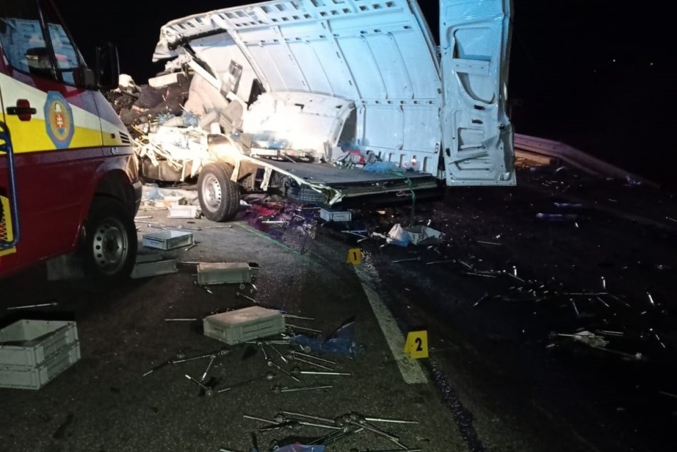 Ilustračný obrázok k článku Tragická nehoda na severe Slovenska: Pri zrážke kamióna a dodávky zahynuli dvaja ľudia