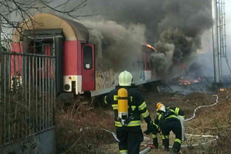 Ilustračný obrázok k článku Požiar na železničnej stanici: Oheň zlikvidoval vozne skôr, ako chceli, FOTO