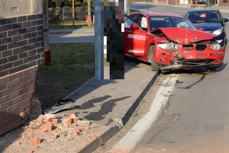 Ilustračný obrázok k článku Opitý mladík s vyše 3 promile narazil na červenom BMW do rodinného domu, FOTO